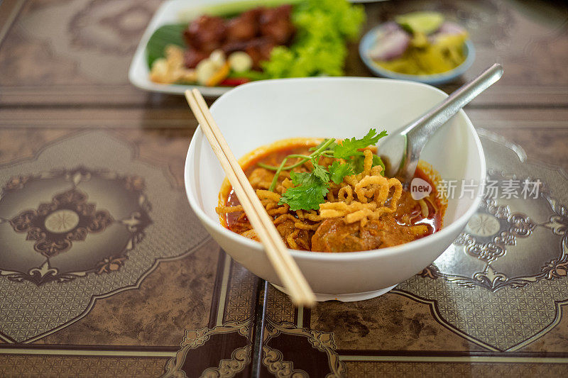 美味的泰国北部食物Khao Soi在餐桌上